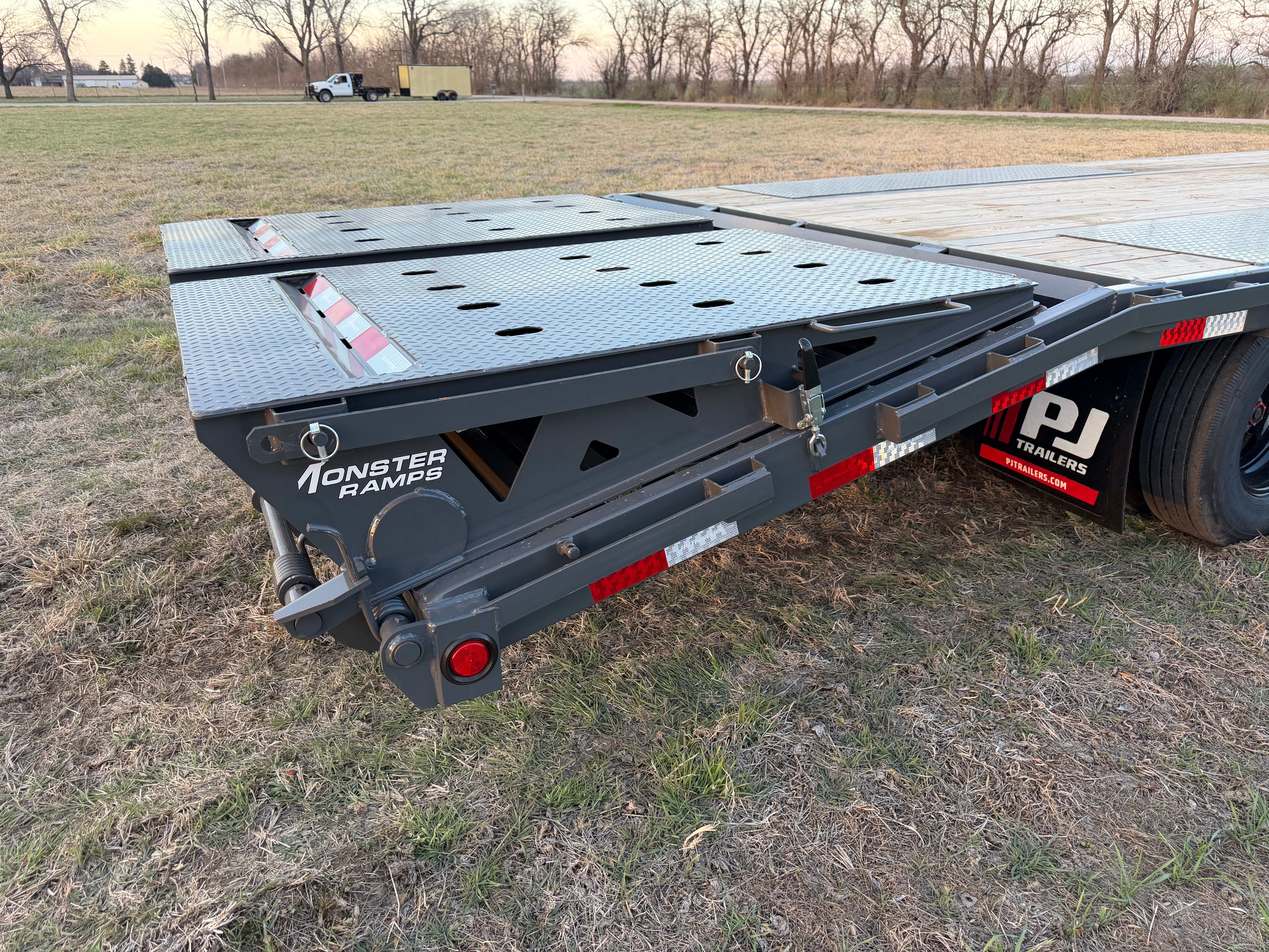 30' Gooseneck Deckover w/Monster Ramps view 3