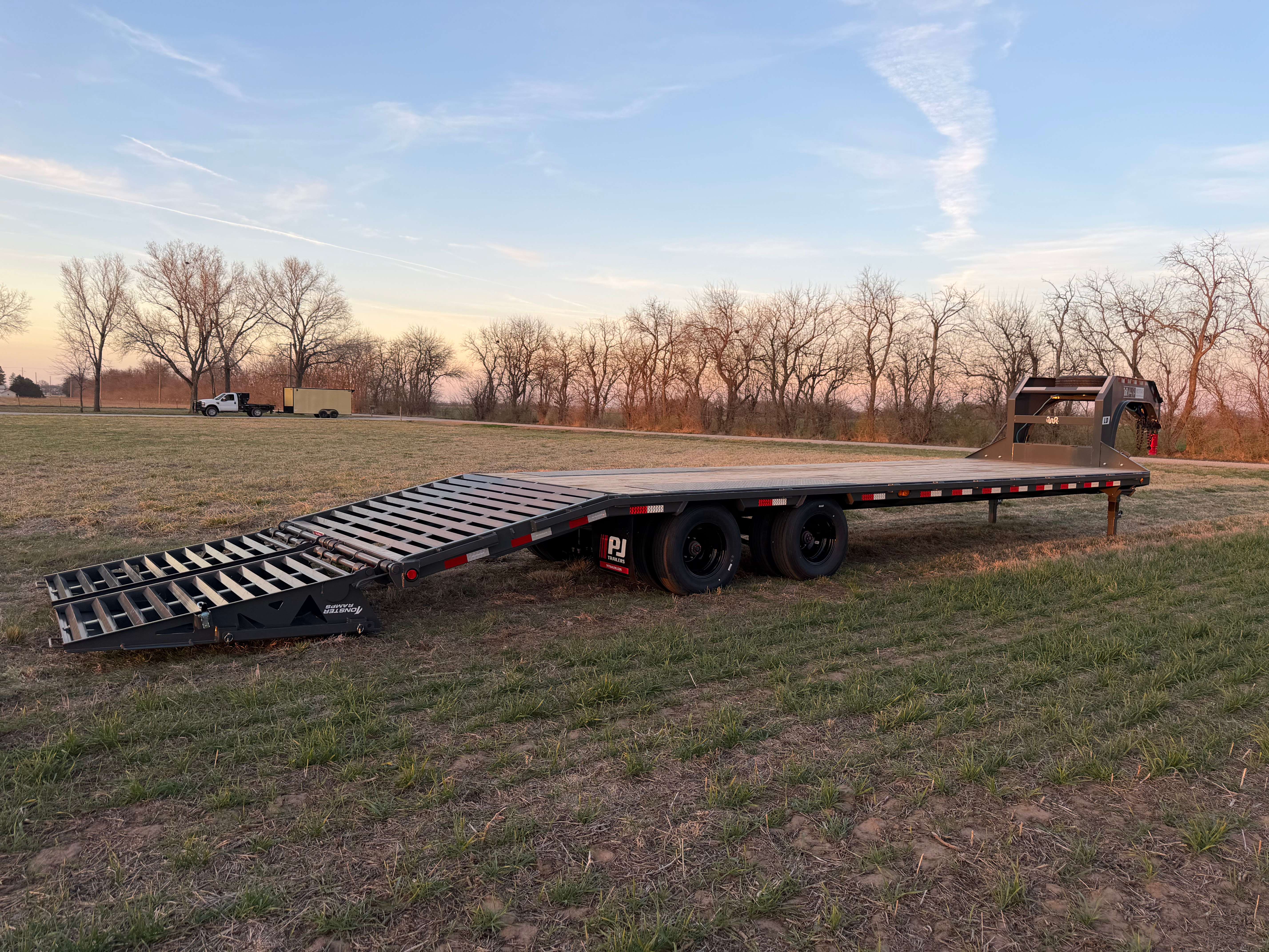 30' Gooseneck Deckover w/Monster Ramps